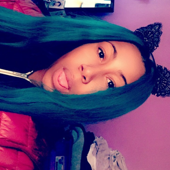 Meet your Posher, Courtney - Picture 1 of 1